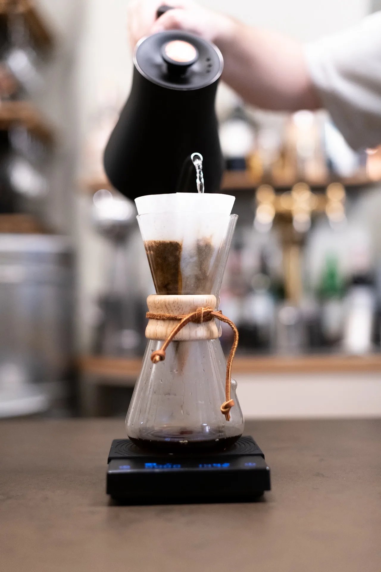 Kaffee wird eingeschenkt
