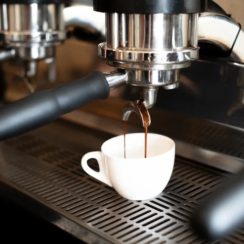 Espresso läuft in die Tasse