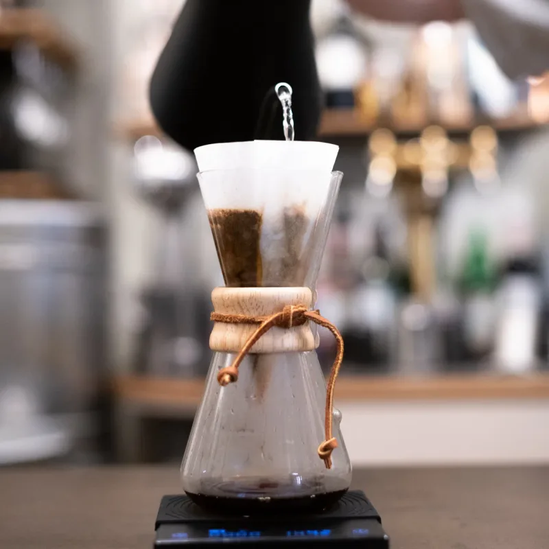 Kaffee wird im Handfilter aufgegossen